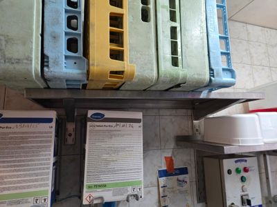 de nombreux récipients en plastique empilés les uns sur les autres sur une étagère