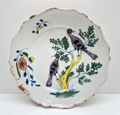 une assiette avec deux oiseaux sur une table