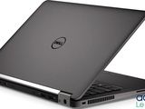 L'ordinateur portable Dell est ouvert et prêt à l'emploi.