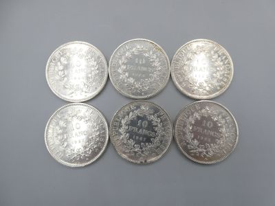 un ensemble de six pièces d'argent portant les noms de différents pays