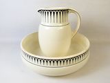 une tasse et une soucoupe blanches posées sur une table blanche