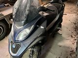 une moto qui est garée dans un garage