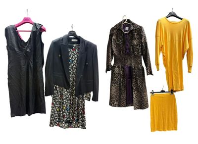 plusieurs types de robes et de vestes suspendues à un portant
