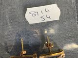une paire de boucles d'oreilles dans un sachet en plastique avec une étiquette de prix