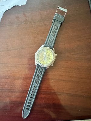 une montre posée sur une table, avec une carte en arrière-plan