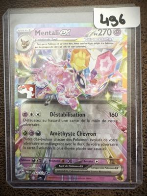 gros plan d'une carte pokemon dans un étui en plastique