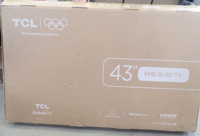 une boîte en carton sur laquelle est représentée une télévision