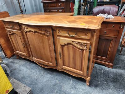 un grand bureau en bois avec de nombreux tiroirs