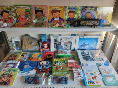 de nombreux livres et jouets pour enfants sur une étagère
