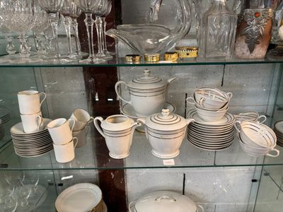 une vitrine en verre remplie de vaisselle