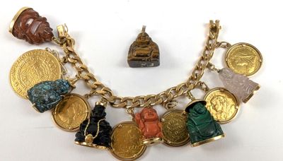 une photo d'un bracelet en or orné de diverses breloques
