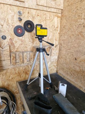 un trépied posé sur une table dans une pièce