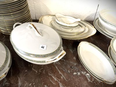 plusieurs assiettes et bols posés sur une table