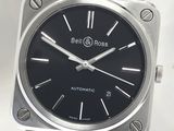 Gros plan sur une montre à cadran noir