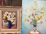 deux tableaux représentant des fleurs dans un vase et un vase de marguerites