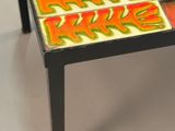a small table with a sign on it that says eat, kake