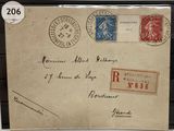 une photo d'une vieille enveloppe sur laquelle sont collés des timbres