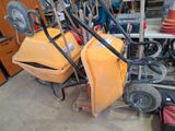 deux bétonnières jaunes posées sur un chariot dans un garage