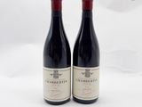 deux bouteilles de vin posées l'une à côté de l'autre sur une table