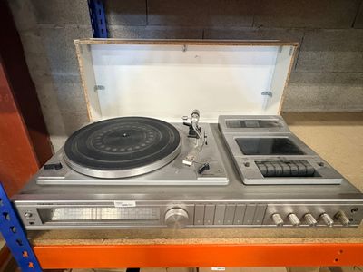 une platine posée sur une étagère dans une pièce