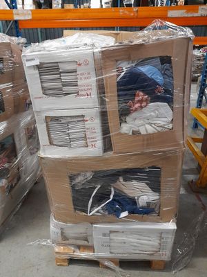 LOT DE SOLDERIE DONT 6 COUTEAUX DE CHASSE + VETEMENTS + LINGE DE MAISO