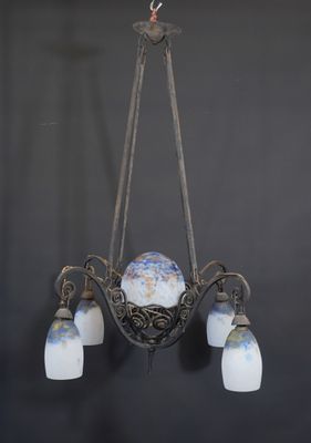 l'image d'un lustre avec trois lumières suspendues au plafond