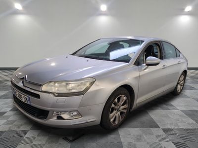 la voiture argentée est garée sur un sol en damier dans le garage