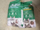 deux sacs de nourriture pour chat posés par terre