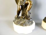 une statue de femme assise au sommet d'un rocher