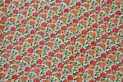 ANONYME. Grande écharpe à motif floral.