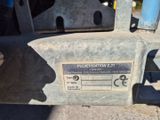un gros plan d'une machine posée au sol