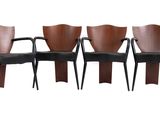 lot de quatre chaises avec assise en cuir noir et dossier en bois