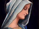 un tableau représentant une femme portant un voile sur la tête