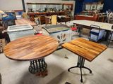 deux tables placées au milieu d'une pièce