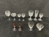 un grand nombre de verres à vin posés sur une table