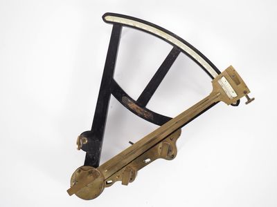 Octant de marine XIXème en bois noirci et laiton.