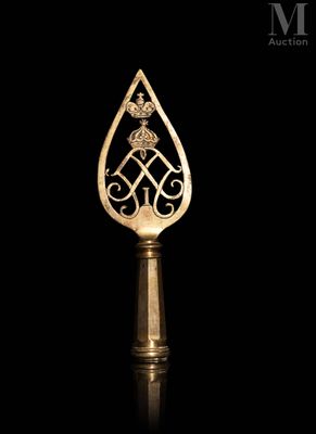une cuillère en or ornée d'un motif élaboré sur fond noir