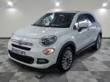 Le SUV Fiat blanc est garé dans une grande pièce.