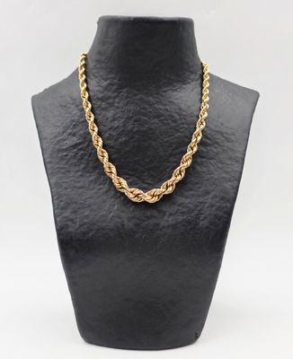 un collier à chaîne en or sur un mannequin noir