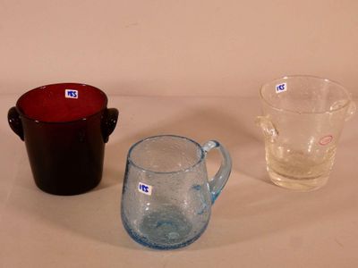 trois verres posés les uns à côté des autres sur une table