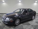 la photo d'une voiture noire garée dans un garage