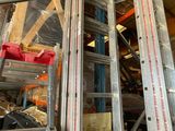 une échelle posée au milieu d'une pièce