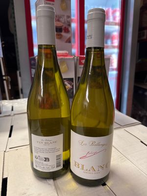 deux bouteilles de vin blanc posées sur une table