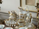 une table sur laquelle sont posées de nombreuses tasses et soucoupes