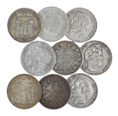 gros plan d'un paquet de pièces de monnaie sur une surface blanche