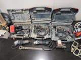 de nombreux outils qui traînent par terre, tous ensemble