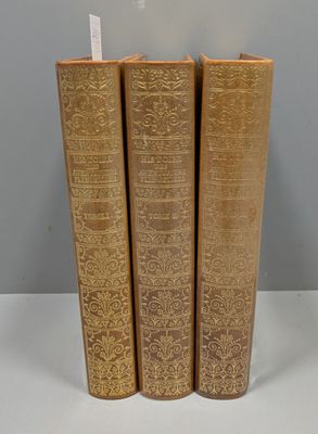 trois livres posés sur une table blanche, l'un à côté de l'autre