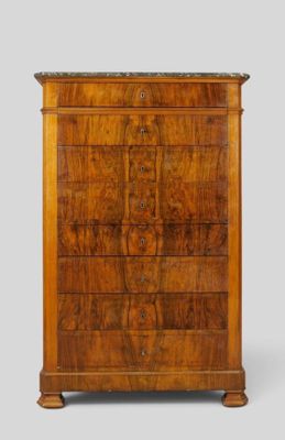 une commode en bois avec un plateau en marbre