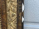 a picture of a picture of a gold frame on the wall