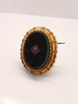 Médaillon en or 18 carats avec onyx.